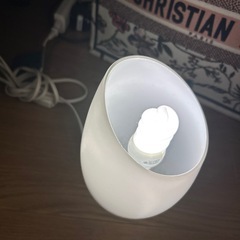 ニトリの卓上ライト　電球付きの画像