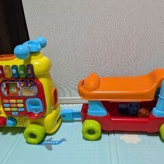 知育玩具トイザらスのウォーカー＆ライドABCトレイン バイリンガルの画像
