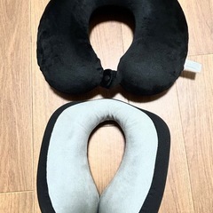 【2つまとめて】【美品】トラベルピロー　低反発枕 ネックピロー 携帯まくら　旅行用品　トラベルギア　クッション　キャンプ　アウトドア用品　首枕　快適グッズ　Neck Pillowの画像
