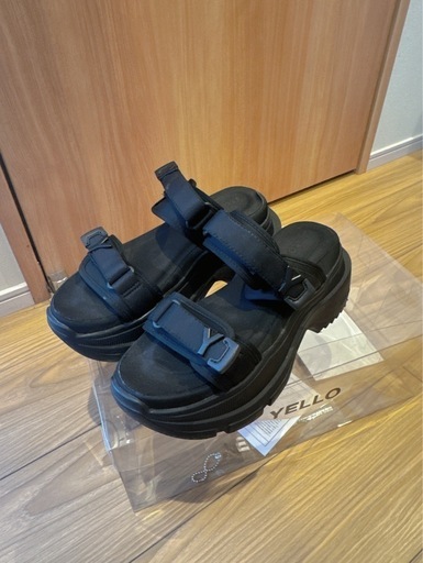 靴/バッグ yello TOKYO BLACK SINGLE SNEAKER SANDALS