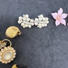 ヴィンテージ風 パールと花デザイン イヤリングセットの画像