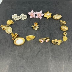ヴィンテージ風 パールと花デザイン イヤリングセットの画像