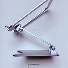 Almoz ノートパソコンスタンド PCスタンド タブレットスタンド 人間工学設計 高さ角度調整可能 姿勢改善 腰痛/猫背解消 折りたたみ式 パソコンスタンド 滑り止め 放熱性 軽量 アルミ合金製 15.6インチまでに対応 在宅勤務 オンライン授業（シルバー）の画像