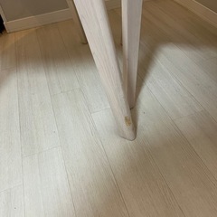 丸テーブルと椅子セットの画像
