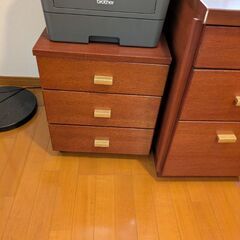 机、本棚、棚のセットの画像