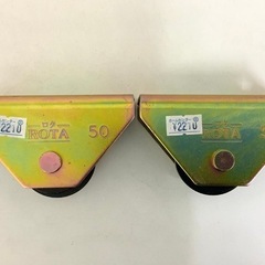 ヨコヅナ ロタ 枠付 重量戸車 ベアリング入り 50mm トロ車型 ２個入 /鉄重量戸車/門扉の画像