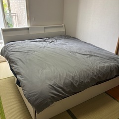 クイーンサイズベッドの画像