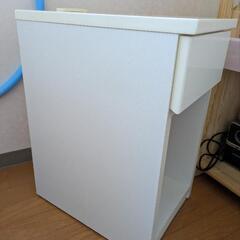 ベッドサイドに置く棚の画像