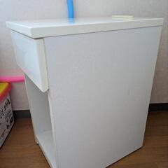 ベッドサイドに置く棚の画像