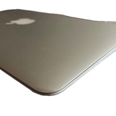 Apple MacBook Air (2015年) 11.6インチ MJVM2J/A 充放電回数121回正常光るリンゴマークの画像