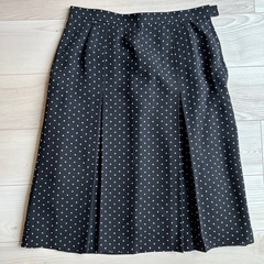 黒ドット柄プリーツスカートの画像