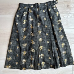 花柄刺繍プリーツスカート ダークグレーの画像