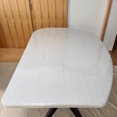 変形Rダイニングテーブルの画像