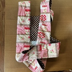 小さいお子さんがいるご家庭に👬💕 可愛い生地を使用❗️ 抱っこ紐 リバーシブル いちごがワンポイント🍓 やさしい肌触り ピンク 茶色　赤の画像