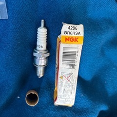 スクーター部品　ヒューズ26mm 10A プラグBR6HSAの画像