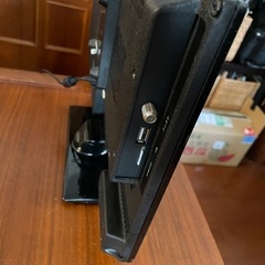 DVDプレイヤー内蔵地デジテレビ、椅子の画像