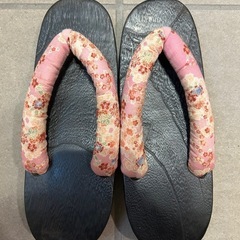 アベイル　紺色花柄浴衣・作り帯・下駄 　3点セットの画像