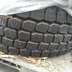 2トンのタイヤの画像