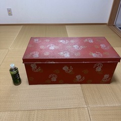 ブリキの衣装ケースの画像