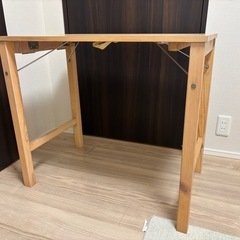 折りたたみ机と椅子の画像