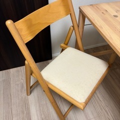 折りたたみ机と椅子の画像