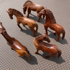 木製馬の置物8体セットの画像