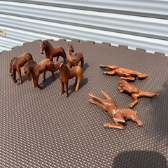 木製馬の置物8体セットの画像