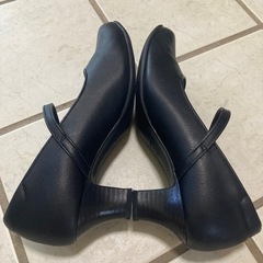 レディース 黒 ビジネスパンプス（ストラップ付き）の画像