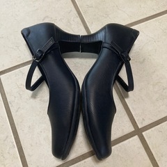 レディース 黒 ビジネスパンプス（ストラップ付き）の画像