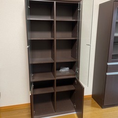 配達可 ガラス扉の食器棚の画像