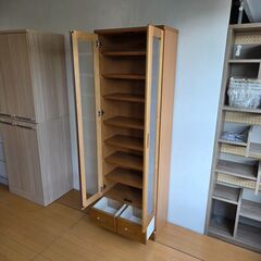 未使用訳あり 書棚 幅59.5 奥行31.5 高さ177.5 ナチュラル ガラスキャビネット 天然木 桐 桐材 リビングボード ガラス扉 引出し 収納棚の画像