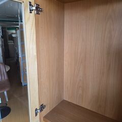 未使用訳あり 書棚 幅59.5 奥行31.5 高さ177.5 ナチュラル ガラスキャビネット 天然木 桐 桐材 リビングボード ガラス扉 引出し 収納棚の画像