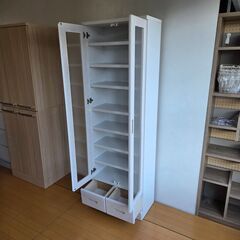 未使用訳あり 書棚 幅59.5 奥行31.5 高さ177.5 ホワイト ガラスキャビネット 天然木 桐 桐材 リビングボード ガラス扉 引出し 収納棚の画像