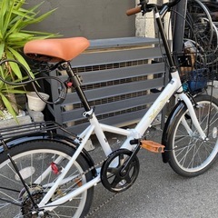 新古車。まだ一回も乗っていない未使用の自転車です。折りたたみ自転車。6段変速。ワイヤーロック付き。防犯登録も込みなので、買って以降防犯登録をしに行く手間もなく乗ってもらえます。の画像