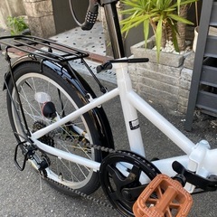 新古車。まだ一回も乗っていない未使用の自転車です。折りたたみ自転車。6段変速。ワイヤーロック付き。防犯登録も込みなので、買って以降防犯登録をしに行く手間もなく乗ってもらえます。の画像