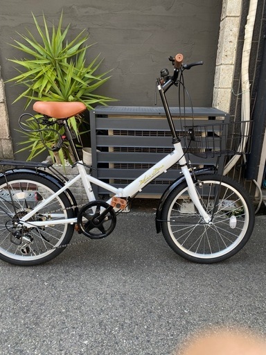新古車。まだ一回も乗っていない未使用の自転車です。折りたたみ自転車。6段変速。ワイヤーロック付き。防犯登録も込みなので、買って以降防犯登録をしに行く手間もなく乗ってもらえます。