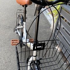 新古車。まだ一回も乗っていない未使用の自転車です。折りたたみ自転車。6段変速。ワイヤーロック付き。防犯登録も込みなので、買って以降防犯登録をしに行く手間もなく乗ってもらえます。の画像