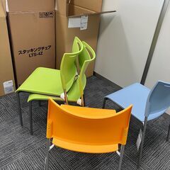 【急募！無料】スタッキングチェア　オフィス家具　椅子と机セットも可能の画像