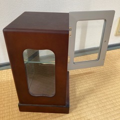 ガラス扉付きディスプレイケースの画像
