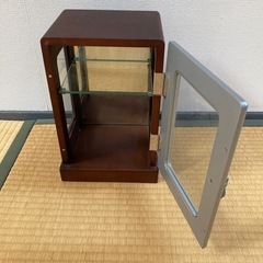 ガラス扉付きディスプレイケースの画像
