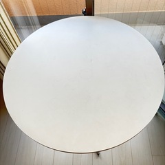 白　丸テーブルの画像