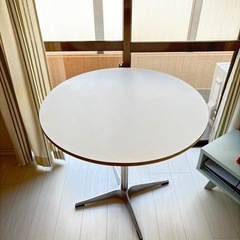 白　丸テーブルの画像