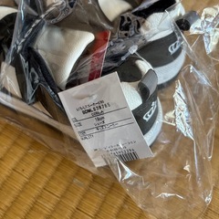 新品未使用タグ付スニーカーの画像