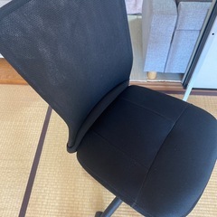 オフィス机とクルクル回る椅子セットの画像