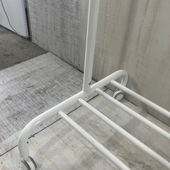 J３７６⭐️ ハンガーラック白　高さ調節可能の画像