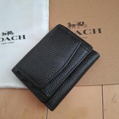 Coach クラシックコーチスタイルの三つ折りミニ財布　全揃い／紙幣・コイン収納・カード6枚可　本革　黒　撥水加工　ユニセックス　（未使用品）の画像