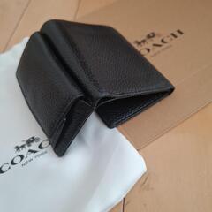 Coach クラシックコーチスタイルの三つ折りミニ財布　全揃い／紙幣・コイン収納・カード6枚可　本革　黒　撥水加工　ユニセックス　（未使用品）の画像