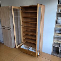 未使用訳あり 書棚 幅80 奥行31.5 高さ177.5 ナチュラル ガラスキャビネット 天然木 桐 桐材 リビングボード ガラス扉 引出し 収納棚の画像