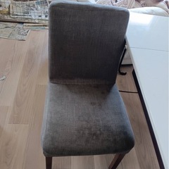 ダイニングテーブルと椅子4脚
の画像