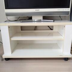 テレビとテレビボードの画像